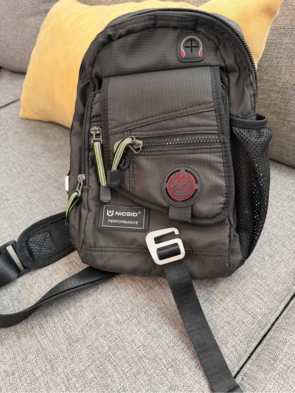 Nicgid Performance Men’s (Unisex) Black Sling Shoulder Bag many pockets GUC